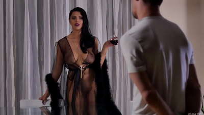 Kurva Kira Queen pozvala je susjeda na čaj i poševila ga na stolu